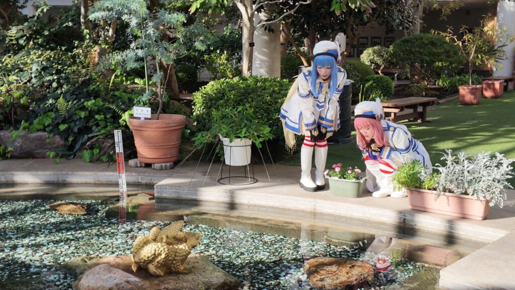 サンガーデンの池のほとりのコスプレイヤー2人