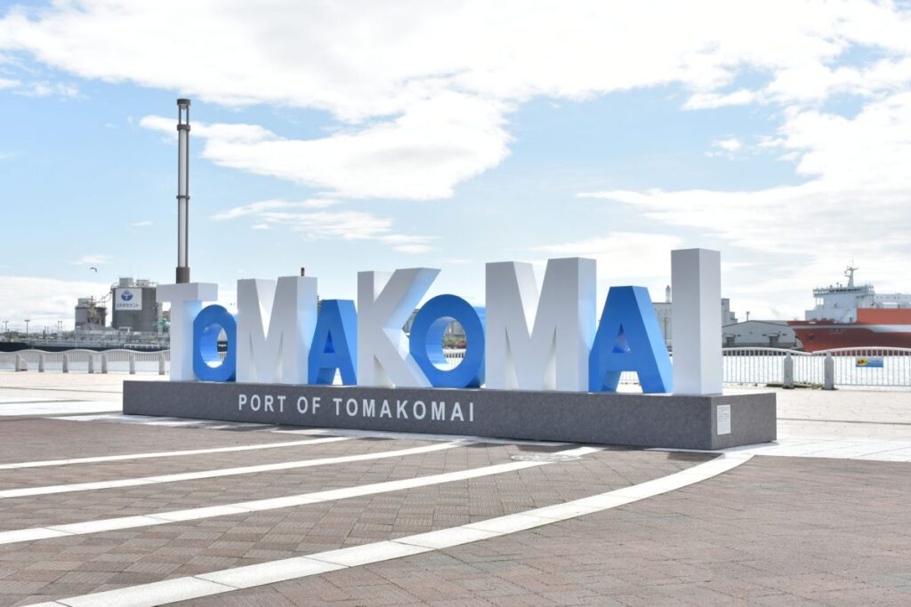苫小牧港の「TOMAKOMAI」モニュメント